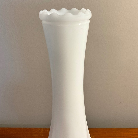 Vintage Milk Glass Geometric Pattern Bud Vase 8.5โ - Picture 4 of 14
